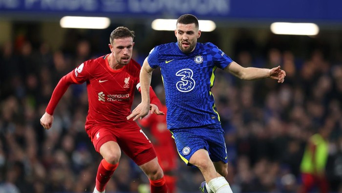 LONDON, ENGLAND - JANUARY 02: Mateo Kovacic of Chelsea is closed down by Jordan Henderson of Liverpool during the Premier League match between Chelsea and Liverpool at Stamford Bridge on January 02, 2022 in London, England. (Photo by Catherine Ivill/Getty Images)