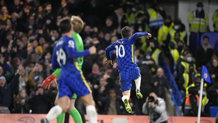 Chelseas Christian Pulisic, right, celebrates after scoring his sides second goal during the English Premier League soccer match between Chelsea and Liverpool at Stamford Bridge in London, Sunday, Jan. 2, 2022. (AP Photo/Matt Dunham)