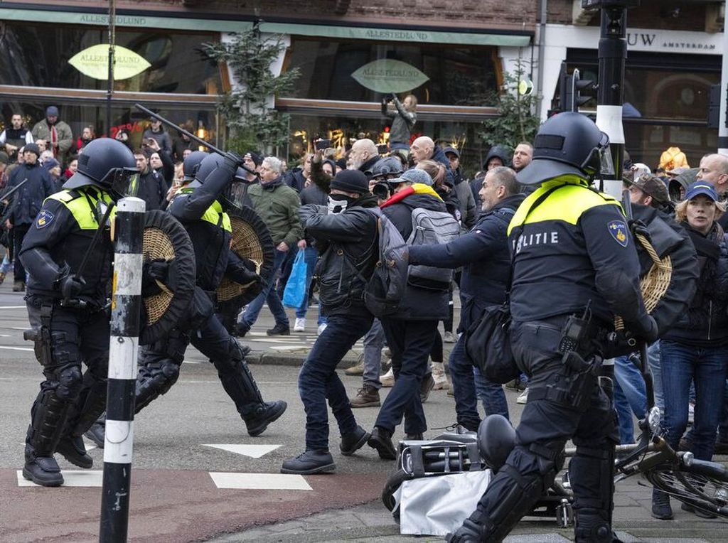Demo Anti Lockdown di Belanda Ricuh