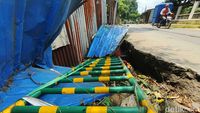 Terlalu! Jalan Ambles di Bekasi Ini Tak Kunjung Diperbaiki