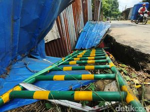 Terlalu! Jalan Ambles di Bekasi Ini Tak Kunjung Diperbaiki