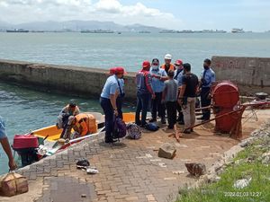 Mobil Travel Nyemplung ke Laut di Merak, Kernet Sempat Ikut Tercebur