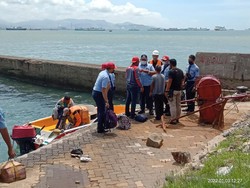Mobil Travel Nyemplung ke Laut di Merak, Kernet Sempat Ikut Tercebur