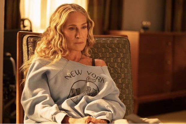 Carrie Bradshaw mengenakan sweatshirt/