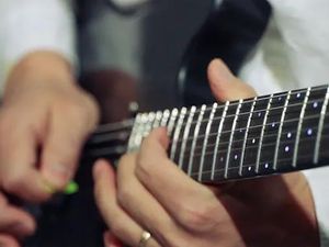 Di CES 2022 Samsung Bawa Gitar Pintar Dengan Panduan LED Di CES 2022 Samsung Bawa Gitar Pintar Dengan Panduan LED