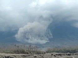 Kala Gunung Semeru Luncurkan Awan Panas Guguran Sejauh 5 Km