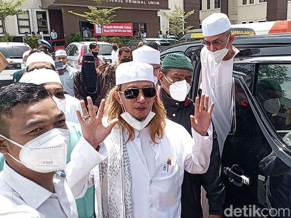 Bergamis Putih, Habib Bahar Penuhi Panggilan Polda Jabar
