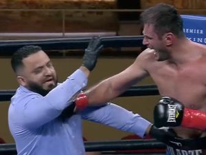 Tinju Super Sengit! Saling Kanvaskan Lawan, Wasit pun Kena Hantam