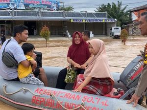 Rumah Terendam Banjir Saat Mau Melahirkan, Ibu di Riau Dievakuasi Polisi