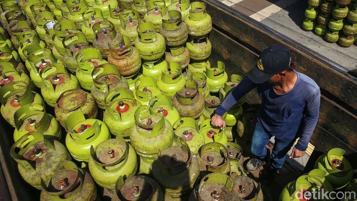 Pekerja tengah menurunkan gas LPG three Kilogram di kawasan Djakarta Selatan, Senin (3/1/2021). Skema distribusi Liquefied Petroleum Gas (LPG) three kilogram (kg) bersubsidi akan diubah oleh pemerintah mulai tahun ini. Perubahan ini dilakukan karena selama ini distribusi LPG three kg dinilai tidak tepat sasaran.