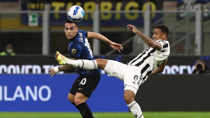 MILAN, ITALY - OCTOBER 24: Luiz Da Silva Danilo (R) of Juventus FC competes for the ball with Lautaro Martinez (L) of FC Internazionale during the Serie A match between FC Internazionale and Juventus at Stadio Giuseppe Meazza on October 24, 2021 in Milan, Italy. (Photo by Marco Luzzani/Getty Images)