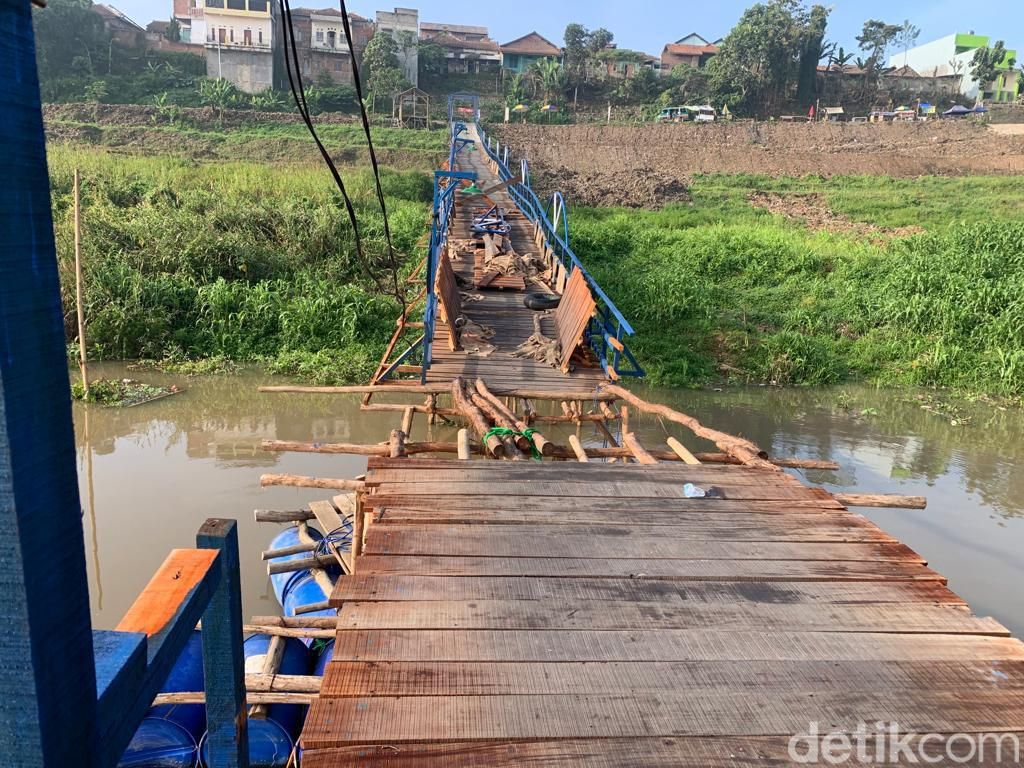Jembatan Cihampelas yang Ambruk Mulai Diperbaiki Pengelola