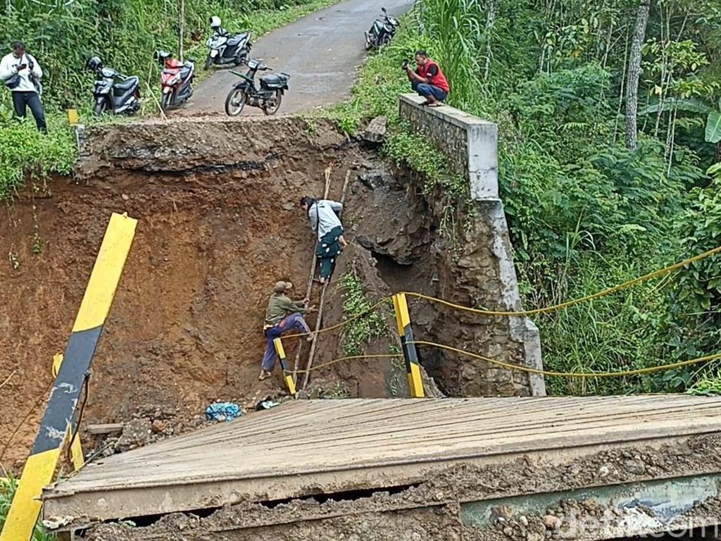 Rp 2,7 M Disiapkan Bangun Jembatan di Trenggalek yang Putus Diterjang Banjir
