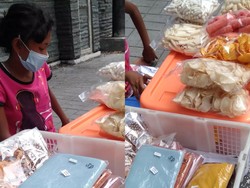 Kisah Bocah 6 SD Jualan Keripik demi Obati Sang Ibu