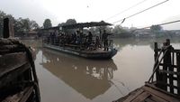 Liburan Usai, Perahu Penyebrangan Sungai Brantas Ramai Lagi