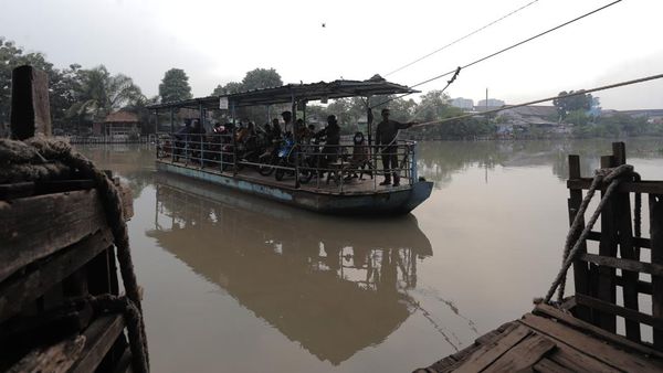Liburan Usai, Perahu Penyebrangan Sungai Brantas Ramai Lagi