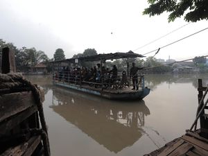 Liburan Usai, Perahu Penyebrangan Sungai Brantas Ramai Lagi Liburan Usai, Perahu Penyebrangan Sungai Brantas Ramai Lagi