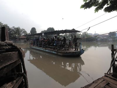 Liburan Usai, Perahu Penyebrangan Sungai Brantas Ramai Lagi