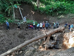 Warga Lereng Gunung Wilis yang Terisolir Akibat Jembatan Putus Ada 42 KK
