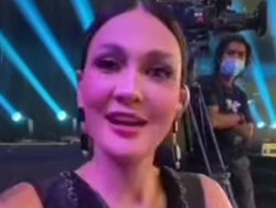 Luna Maya Tersipu Malu Kepergok Lihat Aksi Panggung Ariel NOAH