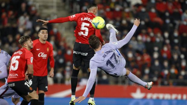 Barcelona's Luuk de Jong scores the opening goal during a Spanish La Liga soccer match between Mallorca and Barcelona at the Son Moix stadium in Palma de Mallorca, Spain, Sunday, Jan. 2, 2022. (AP Photo/Francisco Ubilla)