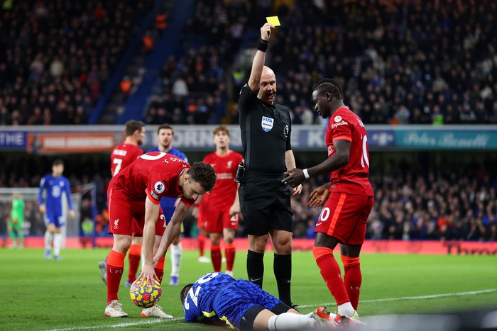 LONDON, ENGLAND - JANUARY 02: Sadio Mane of Liverpool is shown a yellow card by Match Referee Anthony Taylor during the Premier League match between Chelsea and Liverpool at Stamford Bridge on January 02, 2022 in London, England. (Photo by Catherine Ivill/Getty Images)
