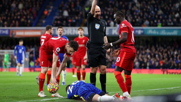 LONDON, ENGLAND - JANUARY 02: Sadio Mane of Liverpool is shown a yellow card by Match Referee Anthony Taylor during the Premier League match between Chelsea and Liverpool at Stamford Bridge on January 02, 2022 in London, England. (Photo by Catherine Ivill/Getty Images)