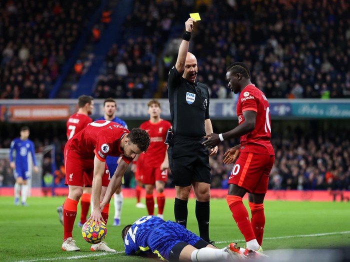 Mane Azpilicueta LONDON, ENGLAND - JANUARY 02: Sadio Mane of Liverpool is shown a yellow card by Match Referee Anthony Taylor during the Premier League match between Chelsea and Liverpool at Stamford Bridge on January 02, 2022 in London, England. (Photo by Catherine Ivill/Getty Images)