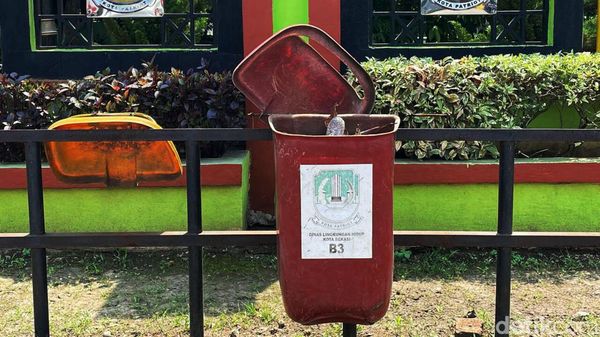 Memprihatinkan, Tempat Sampah Dekat Pemkot Bekasi Tidak Terawat