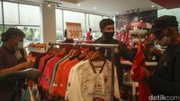 Official store Persija juga memberikan diskon besar-besaran kepada para The Jakmania yang datang.