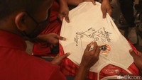 Selain berfoto bersama para The Jakmania juga bisa mendapatkan tanda tangan para pemain.