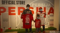 Tak hanya sendiri ada pula The Jakmania yang turut membawa keluarganya.