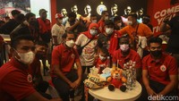 Sejumlah The Jakmania berfoto bersama para pemain baru Persija di Persija Official Store, Jakarta, Senin (3/1/2021).