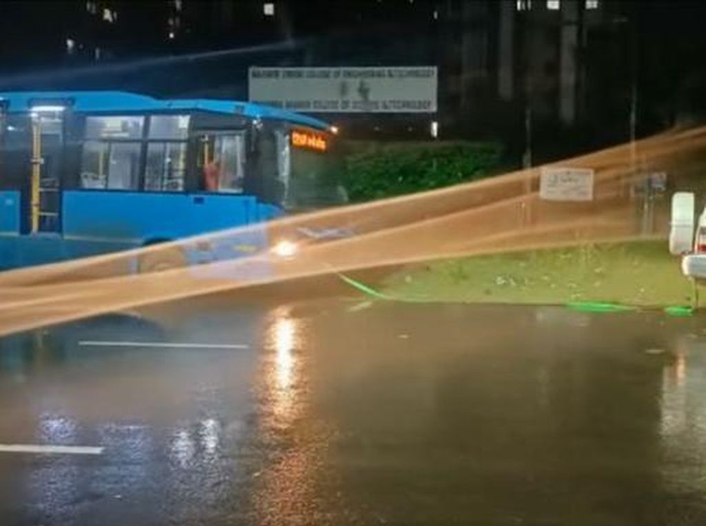 Tangguh, Detik-detik Pajero Tarik Bus yang Terjebak di Lumpur