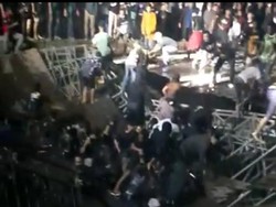 Panggung Ambruk Saat Konser Dangdut di Kediri, Penonton Tercebur ke Kolam