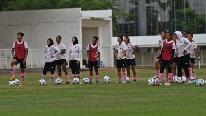 PERSIAPAN TIMNAS PUTRI KE PIALA ASIA Timnas Putri Indonesia saat ini fokus pada pemusatan latihan sebagai persiapan untuk Piala Asia Wanita 2022 yang akan digelar di India.