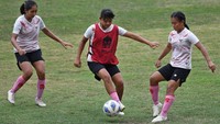 Pesepak bola Timnas Putri Indonesia Octavianti (kiri), Helsya Maeisyaroh (tengah), dan Firanda (kanan) berlatih dalam pemusatan latihan.