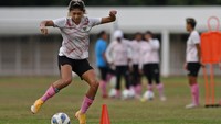 Zahra Muzdalifah unjuk kebolehan menggiring bola.