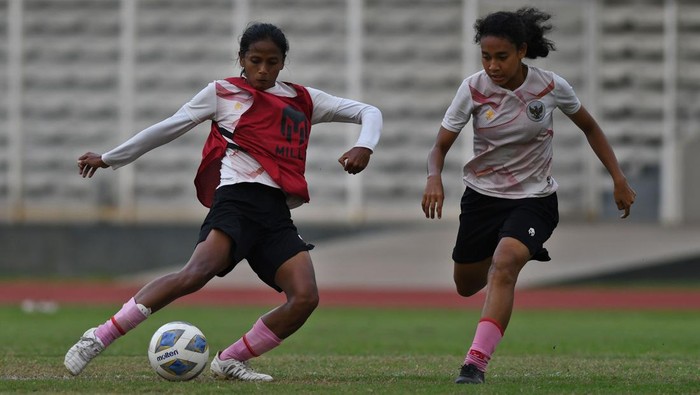 PERSIAPAN TIMNAS PUTRI KE PIALA ASIA Timnas Putri Indonesia saat ini fokus pada pemusatan latihan sebagai persiapan untuk Piala Asia Wanita 2022 yang akan digelar di India.