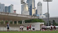 Ini momen saat Timnas Putri Indonesia menjalani pemusatan latihan di Stadion Madya, kompleks Stadion Utama Gelora Bung Karno (SUGBK), Senayan, Jakarta, Senin (3/1/2022).