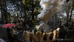 Para Penyembah Hutan di Jepang Gelar Ritual Tahun Baru