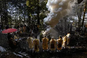Para Penyembah Hutan di Jepang Gelar Ritual Tahun Baru Para Penyembah Hutan di Jepang Gelar Ritual Tahun Baru