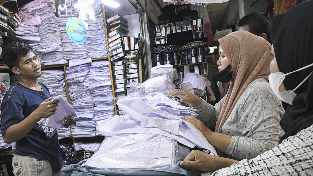 PTM 100 Persen DKI Bikin Penjualan Seragam Sekolah Meningkat