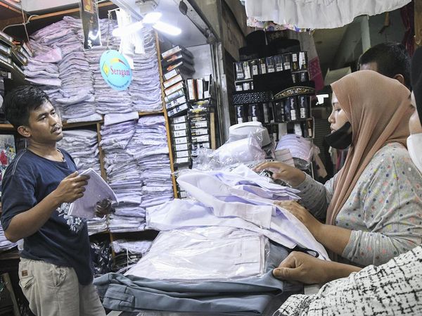 PTM 100 Persen DKI Bikin Penjualan Seragam Sekolah Meningkat