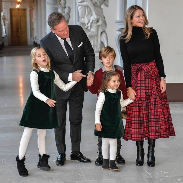 Putri Madeleine Memadukan Sweater Hitam dan Rok Tartan