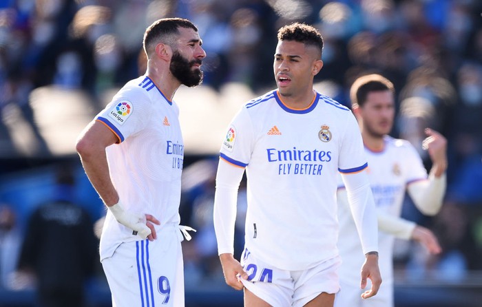 GETAFE, SPAIN - JANUARY 02: Karim Benzema and Mariano of Real Madrid react at the full time whistle after the LaLiga Santander match between Getafe CF and Real Madrid CF at Coliseum Alfonso Perez on January 02, 2022 in Getafe, Spain. (Photo by Denis Doyle/Getty Images)