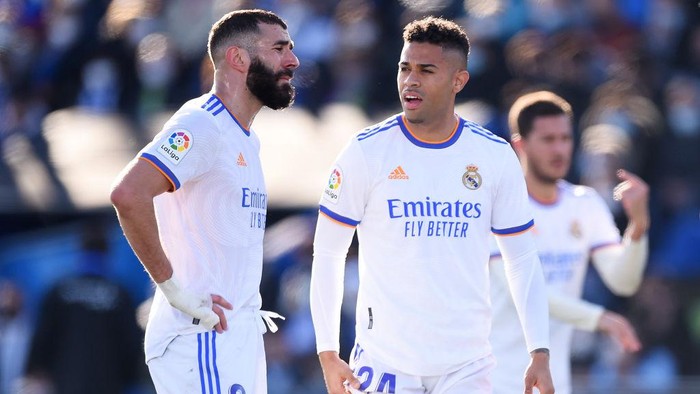 GETAFE, SPAIN - JANUARY 02: Karim Benzema and Mariano of Real Madrid react at the full time whistle after the LaLiga Santander match between Getafe CF and Real Madrid CF at Coliseum Alfonso Perez on January 02, 2022 in Getafe, Spain. (Photo by Denis Doyle/Getty Images)