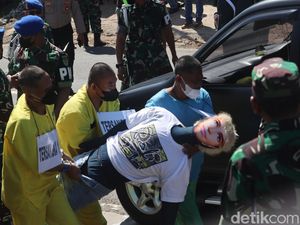 Trio TNI Peragakan 5 Adegan Rekonstruksi Kasus Handi-Salsa di Nagreg Trio TNI Peragakan 5 Adegan Rekonstruksi Kasus Handi-Salsa di Nagreg