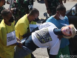 Ini Warga yang Bantu Menggotong Tubuh Handi-Salsa dari Kolong Mobil Ini Warga yang Bantu Menggotong Tubuh Handi-Salsa dari Kolong Mobil
