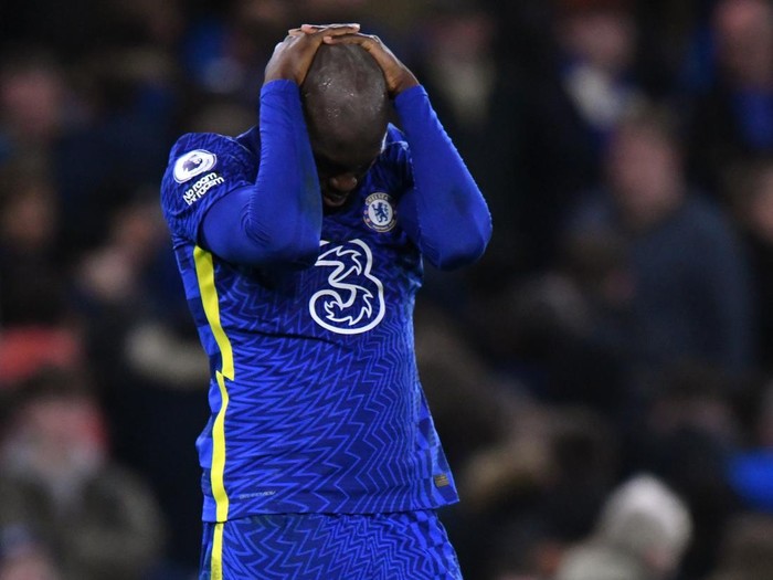 LONDON, ENGLAND - DECEMBER 29: Romelu Lukaku of Chelsea looks dejected after the Premier League match between Chelsea  and  Brighton & Hove Albion at Stamford Bridge on December 29, 2021 in London, England. (Photo by Justin Setterfield/Getty Images)